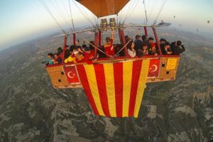 Galatasaray'ın şampiyonluğunu g&ouml;ky&uuml;z&uuml;nde kutladılar
