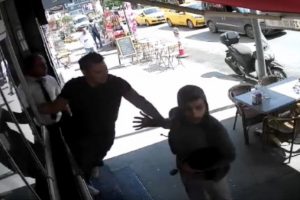 Esnaftan yakaladığı hırsıza tokat