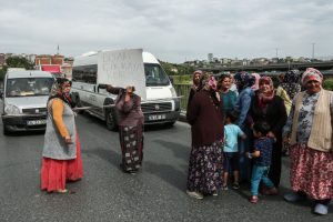 Kadınlar "uyuşturucu satılıyor" diyerek yol kapattı