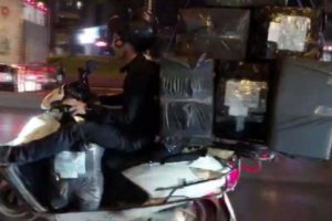 Motosikletlinin bu g&ouml;r&uuml;nt&uuml;s&uuml; şaşkınlık yarattı