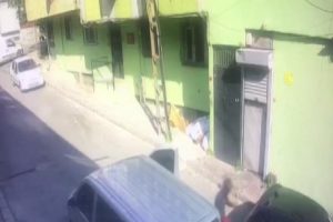 Otomobillerden m&uuml;zik sistemi &ccedil;alan hırsızlar yine ortaya &ccedil;ıktı!