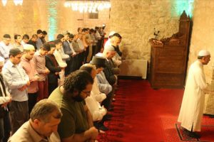 Tarihi camide hatimle namaza saf tutuyorlar