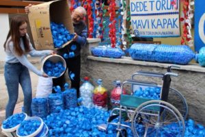 Torunuyla mavi kapaklarla 210 kişiye umut oldu