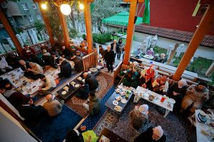 Saraybosna'nın tarihi camisinde 'mahalle iftarı'