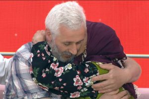 85 yaşındaki anne 60 yıl sonra oğluna kavuştu