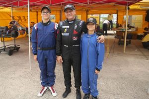 Kartingci baba ve oğulları pistin tozunu attırıyor
