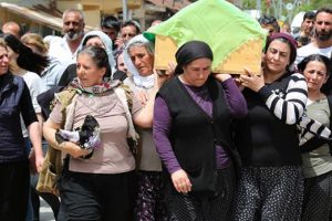 &Ouml;ld&uuml;rd&uuml;ğ&uuml; kadının cenaze t&ouml;renine de katılmış