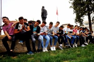 Liseliler farkındalık i&ccedil;in kitap okudu
