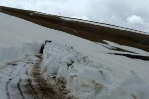 G&uuml;m&uuml;şhane'de kardan kapalı yayla yolları a&ccedil;ılıyor