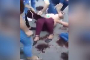 Hırsızlıkla su&ccedil;ladıkları kadınları d&ouml;v&uuml;p, sa&ccedil; ve elbiselerini kestiler