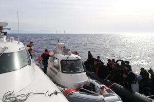 5 aylık bebekle &ouml;l&uuml;m yolculuğu! Sahil G&uuml;venlik ekipleri şok oldu