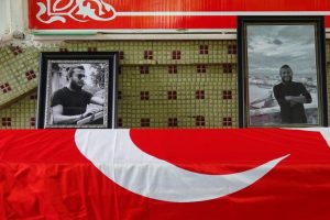 Bı&ccedil;aklanarak &ouml;ld&uuml;r&uuml;len arkeolog g&ouml;zyaşlarıyla son yolculuğuna uğurlandı