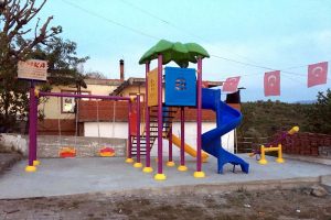 Cenk Eren, &ccedil;ocuk parkını yıkan eski muhtarın k&ouml;y&uuml;ne park yaptırdı