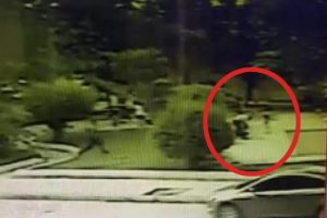 &Ccedil;ocuk parkında eski eşe bı&ccedil;aklı saldırı kamerada