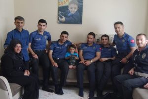 Polisler, tableti &ccedil;alınan Muhammet'i sevindirdi