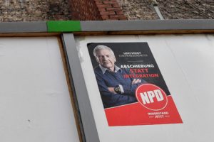 Almanya'da aşırı sağcı NPD'nin afişleri resmen toplanıyor