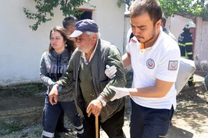 Evinin yanmasını g&ouml;zyaşlarıyla izledi