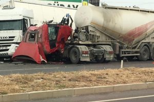 Beton mikseri ile tır &ccedil;arpıştı, kaza ucuz atlatıldı