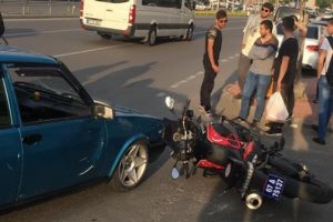 Ehliyetsiz s&uuml;r&uuml;c&uuml; Yunus ekibine &ccedil;arptı, 2 polis yaralandı