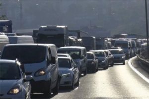 TEM'de kamyonet devrildi, trafik durma noktasına geldi