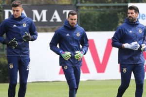 Fenerbah&ccedil;e'de kaleci ikilemi yaşanıyor!