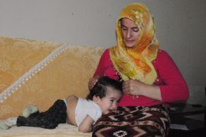 Minik Melek, sırtındaki keseden kurtulmayı bekliyor
