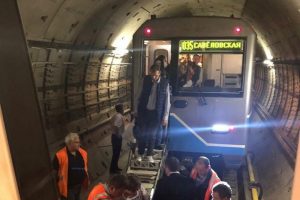 Moskova metrosunda bin kişi 2 saat boyunca mahsur kaldı