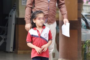 Anneden, arkadaşlarının kalemini alan kızına inanılmaz ceza