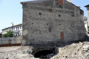 Kentsel d&ouml;n&uuml;ş&uuml;mde tarihi sur ve menfez ortaya &ccedil;ıktı
