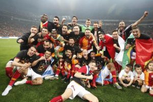 Galatasaray, Fenerbah&ccedil;e'nin liderlik rekorunu kırdı!
