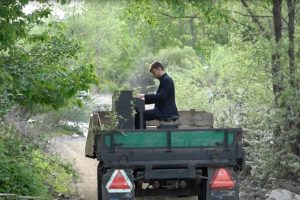 &Uuml;nl&uuml; piyanist Shikhiyev, konser alanına trakt&ouml;r r&ouml;morkunda geldi