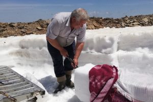 2 bin 157 metrede ekmeğini kardan &ccedil;ıkartıyor