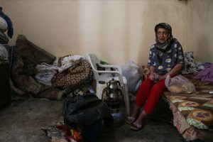 Kanser hastası fel&ccedil;li kadının tek odada yaşam m&uuml;cadelesi