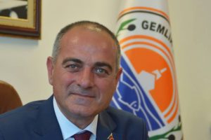 Bursa'da Gemlik Belediye Başkanı Sertaslan borçları afişle halka duyurdu!