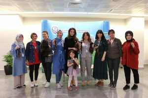 Hastane &ccedil;alışanları kanser hastaları i&ccedil;in sa&ccedil;larını bağışladılar