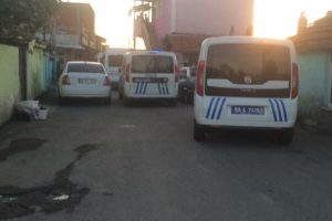 Otomobille 3 polise &ccedil;arptı, bacağından vurulup yaralı olarak ka&ccedil;tı