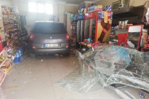 Gaz ve freni karıştırdı, markete girdi