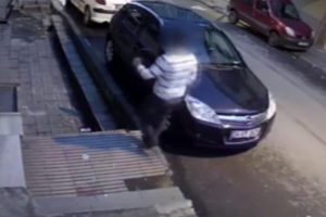 Otomobillerden hırsızlık yapan ş&uuml;pheli kamerada