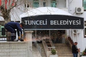 Tunceli Belediyesi'nin tabelası 'Dersim' olarak değiştirilecek