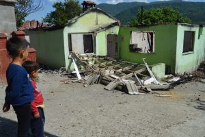 Yangında evleri yok olan aile yardım bekliyor
