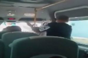 Eşini yolcu minib&uuml;s&uuml;nde yumruklamıştı... Serbest bırakıldı