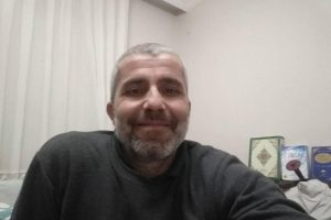 K&ouml;pr&uuml;de otomobilini ateşe verip denize atlayan kaportacı toprağa verildi