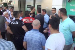 Tartıştığı m&uuml;şterinin otelini bastılar: 4 yaralı