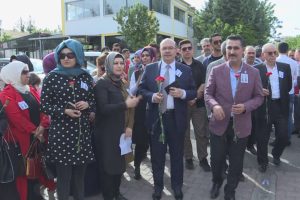 Eşinin &ouml;ld&uuml;rd&uuml;ğ&uuml; avukat M&uuml;zeyyen'i andılar