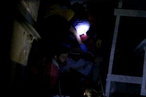 Asans&ouml;r boşluğuna d&uuml;şen iş&ccedil;i i&ccedil;in seferber oldular