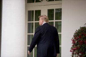 Trump'ı toplantıdan kaldırtan iddia! &Ccedil;ıldırdı...