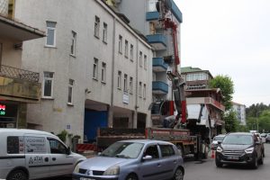 Cami minaresini boyarken vin&ccedil;te mahsur kaldılar