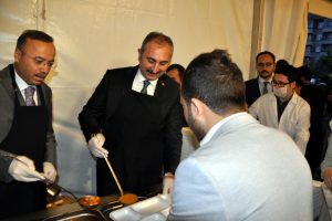 Adalet Bakan G&uuml;l, iftar &ccedil;adırında vatandaşa yemek dağıttı