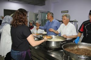 Milli eğitim m&uuml;d&uuml;r&uuml;nden &ouml;ğrencilere yemek servisi