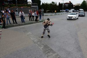 Bursa'da  trafik kurallarında farkındalık oluşturmak için kaplumbağa kostümü giydi